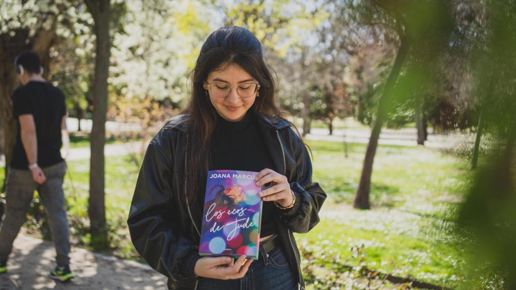 Joana Marcús con su nueva novela en el parque del Retiro