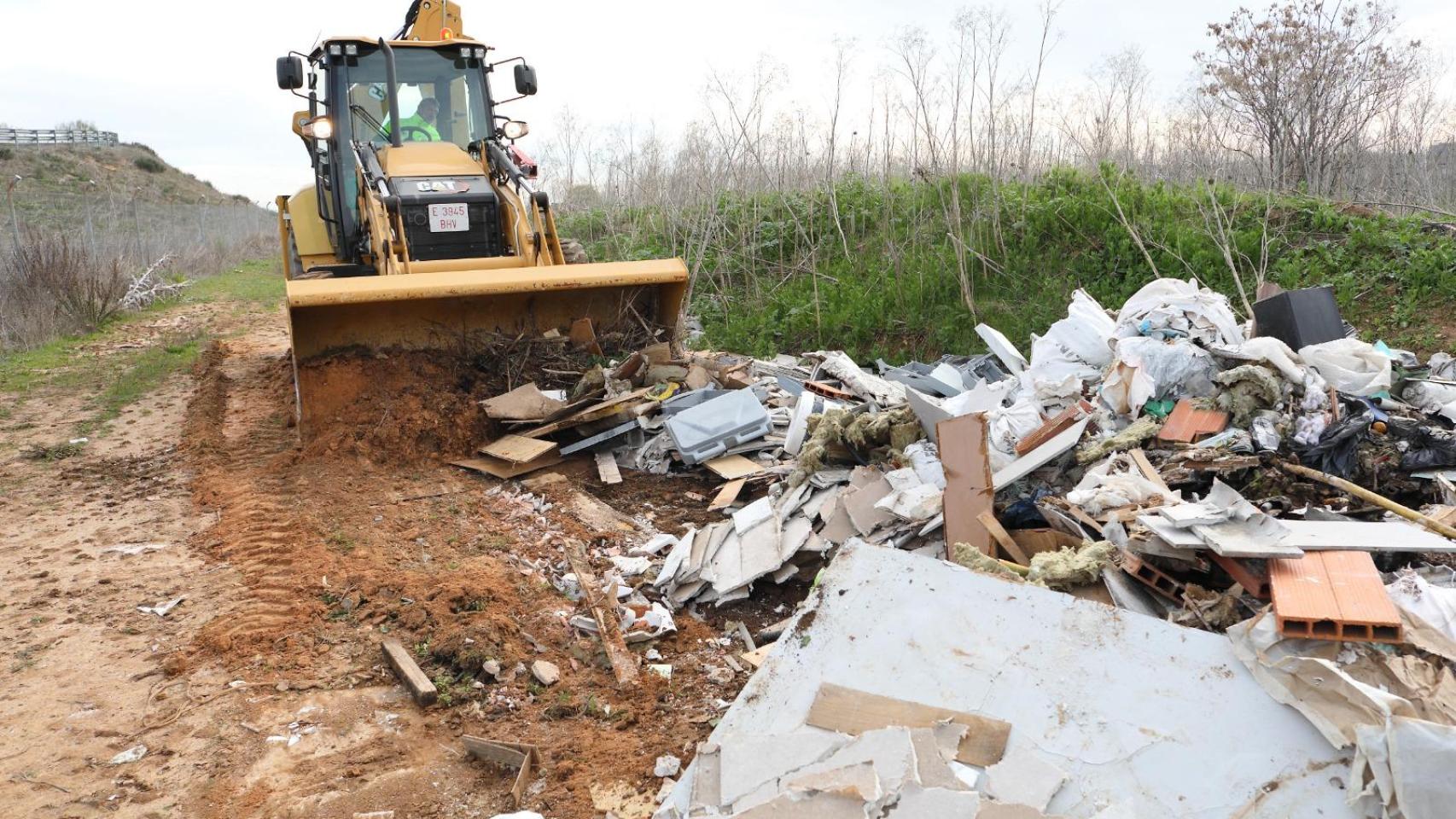 Las máquinas trabajan en la retirada de escombros y basura.