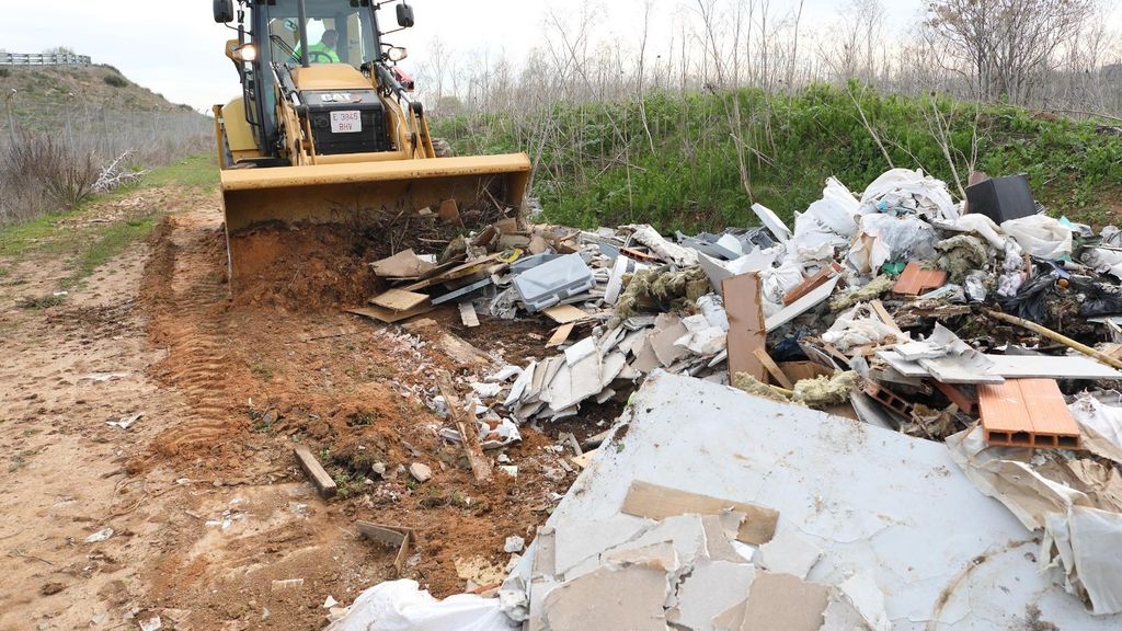 Las máquinas trabajan en la retirada de escombros y basura.