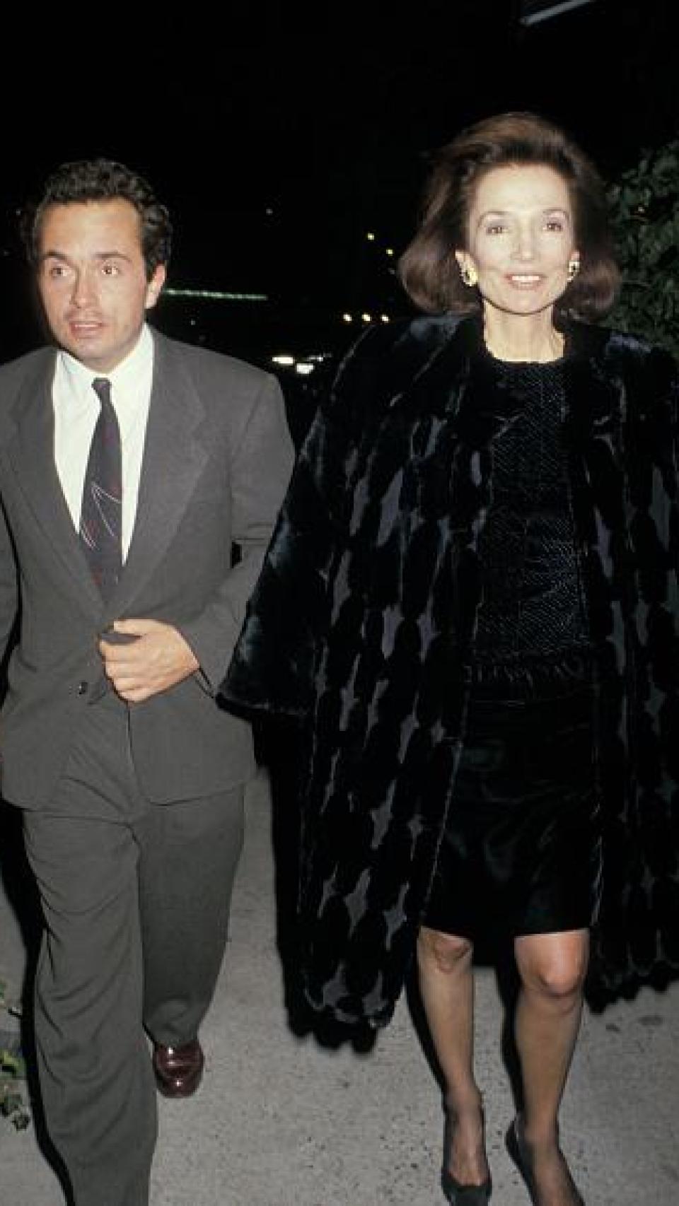 Anthony Radziwil junto a su madre Caroline Lee.
