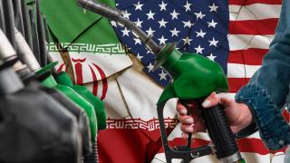 Fotomontaje de unos surtidores de gasolina con el fondo de las banderas de Irán y de EEUU.
