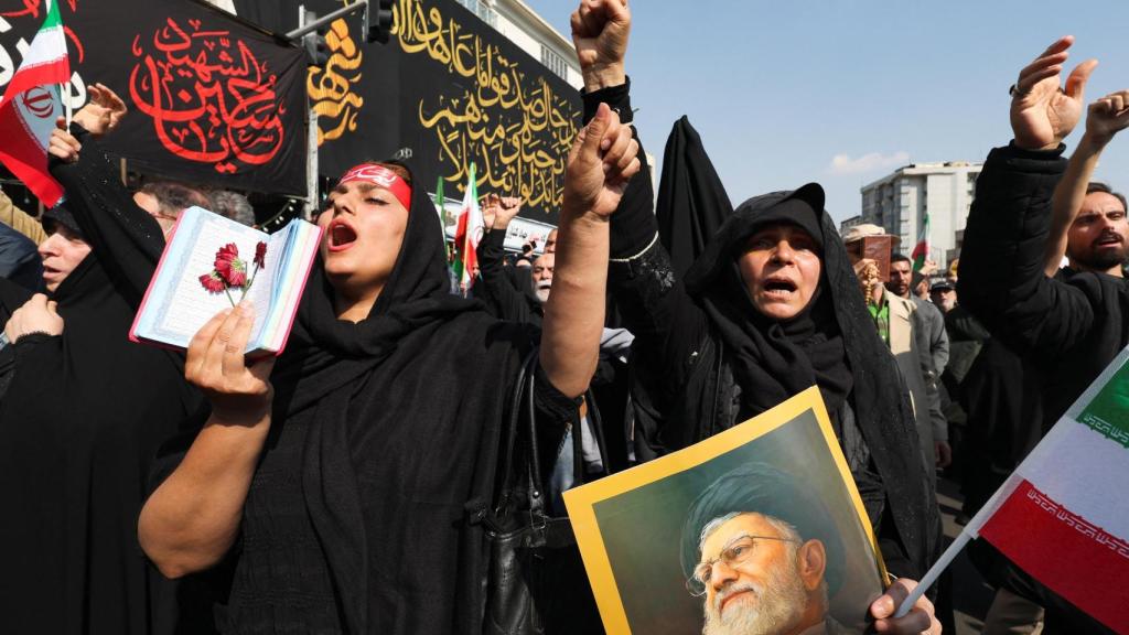 Simpatizantes del régimen de los ayatolás en el funeral de Alí Larijani en Teherán.