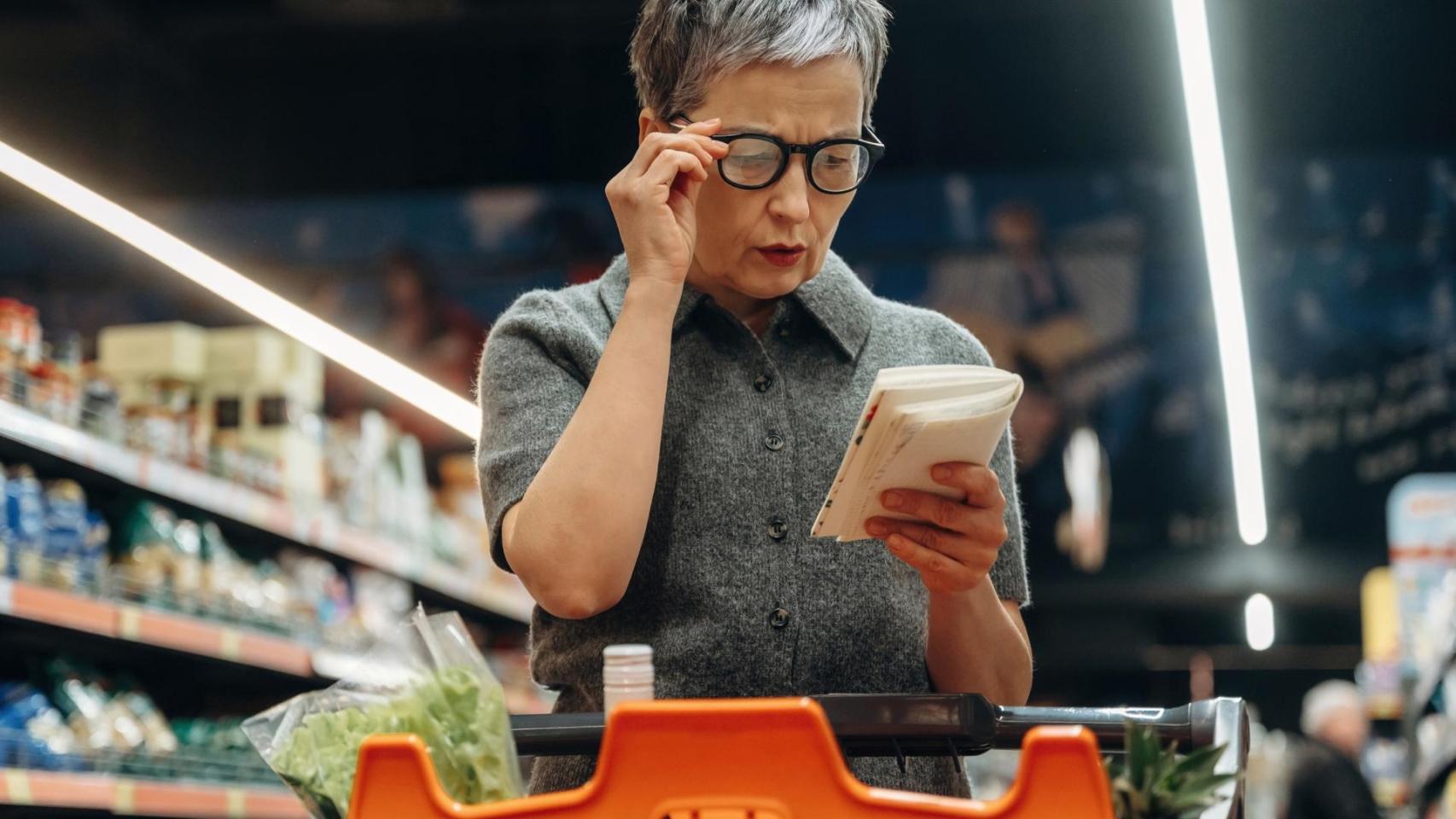 Una mujer realiza la compra en un supermercado