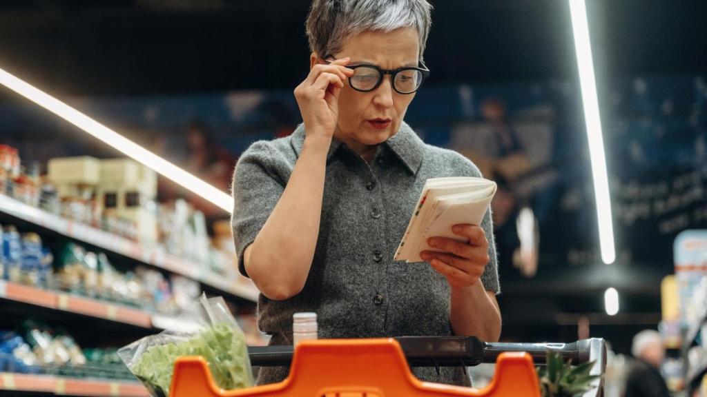 Una mujer realiza la compra en un supermercado