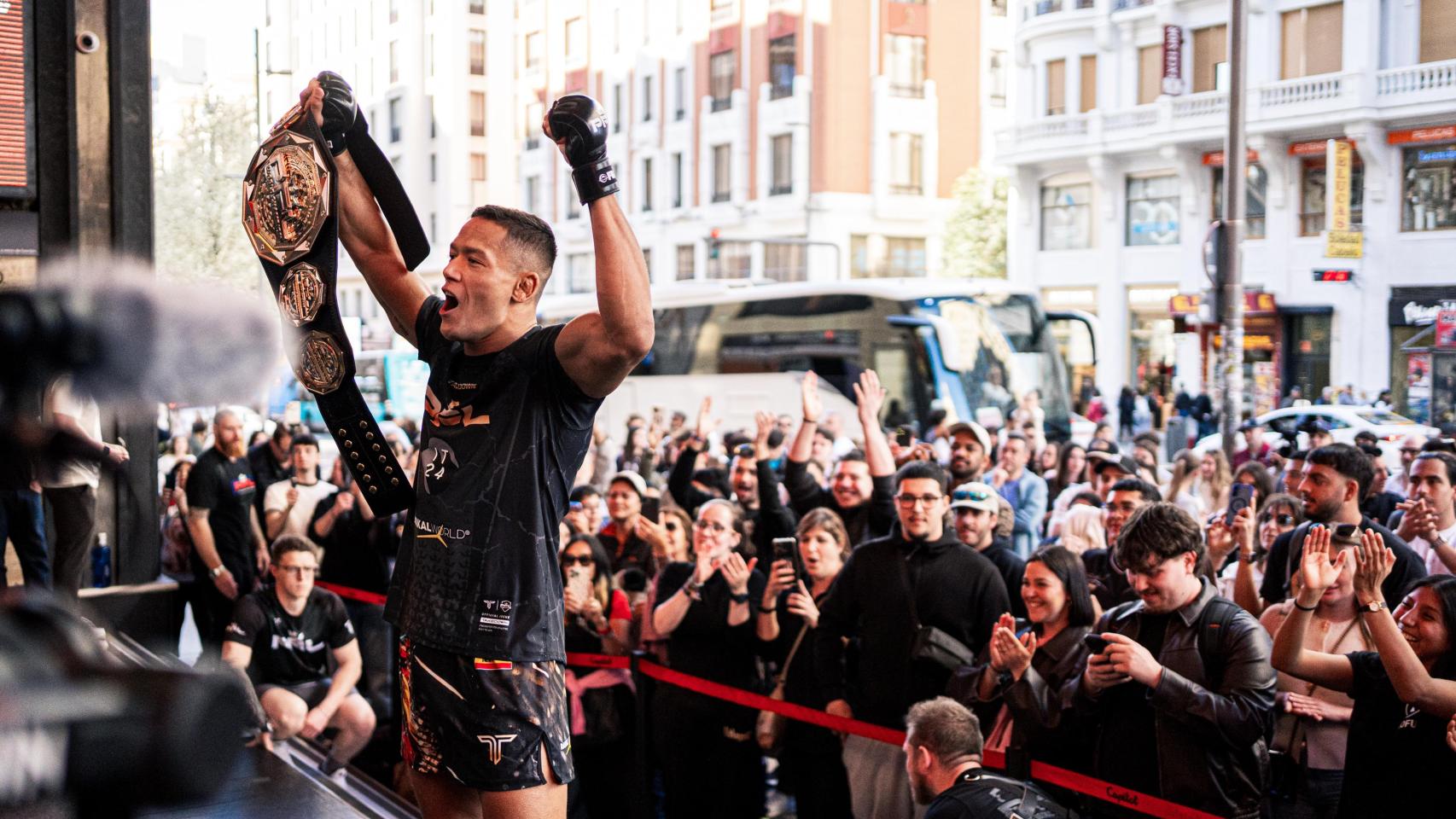 Costello van Steenis, en plena Gran Vía antes del PFL Madrid