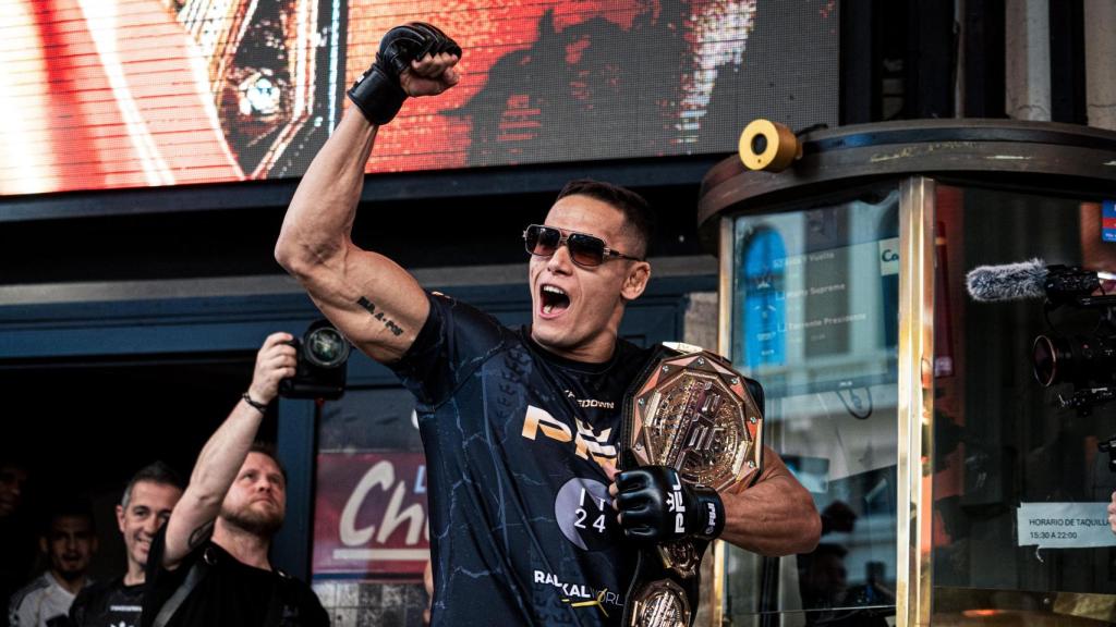 Costello van Steenis, con su cinturón de campeón de PFL, frente a los fans en Gran Vía