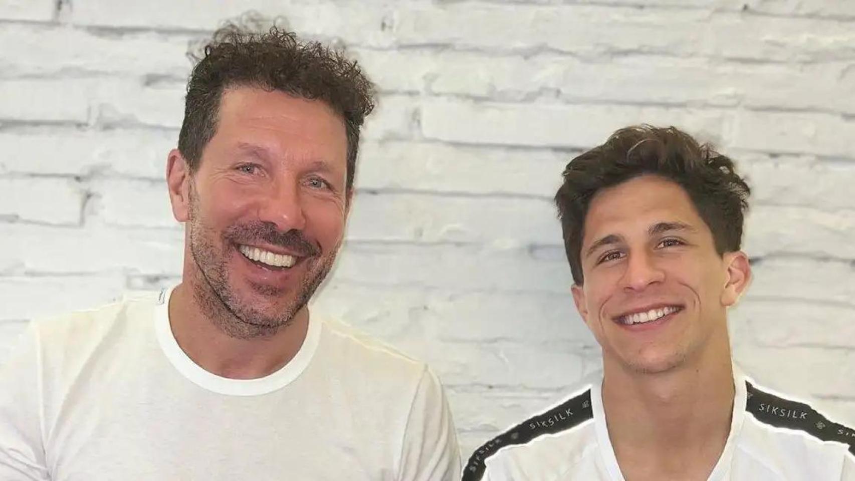 Giuliano Simeone, junto a su padre.