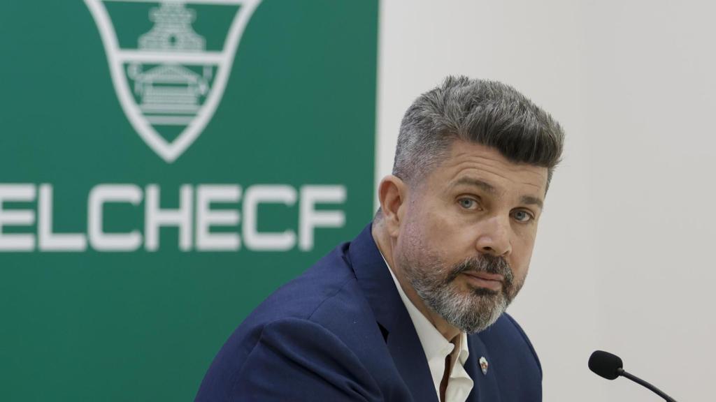 El empresario argentino y propietario del Elche CF, Christian Bragarnik, durante la comparecencia realizada este miércoles ante los medios de comunicación.