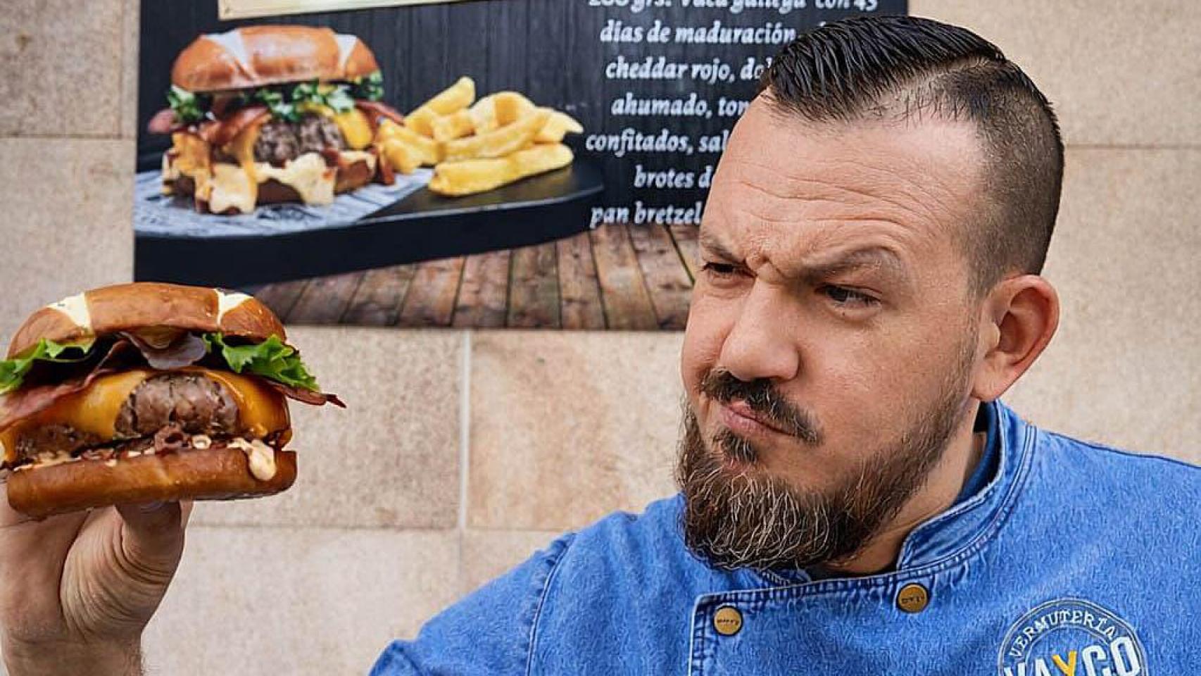 Pablo con la V26, la mejor hamburguesa de Castilla y León.