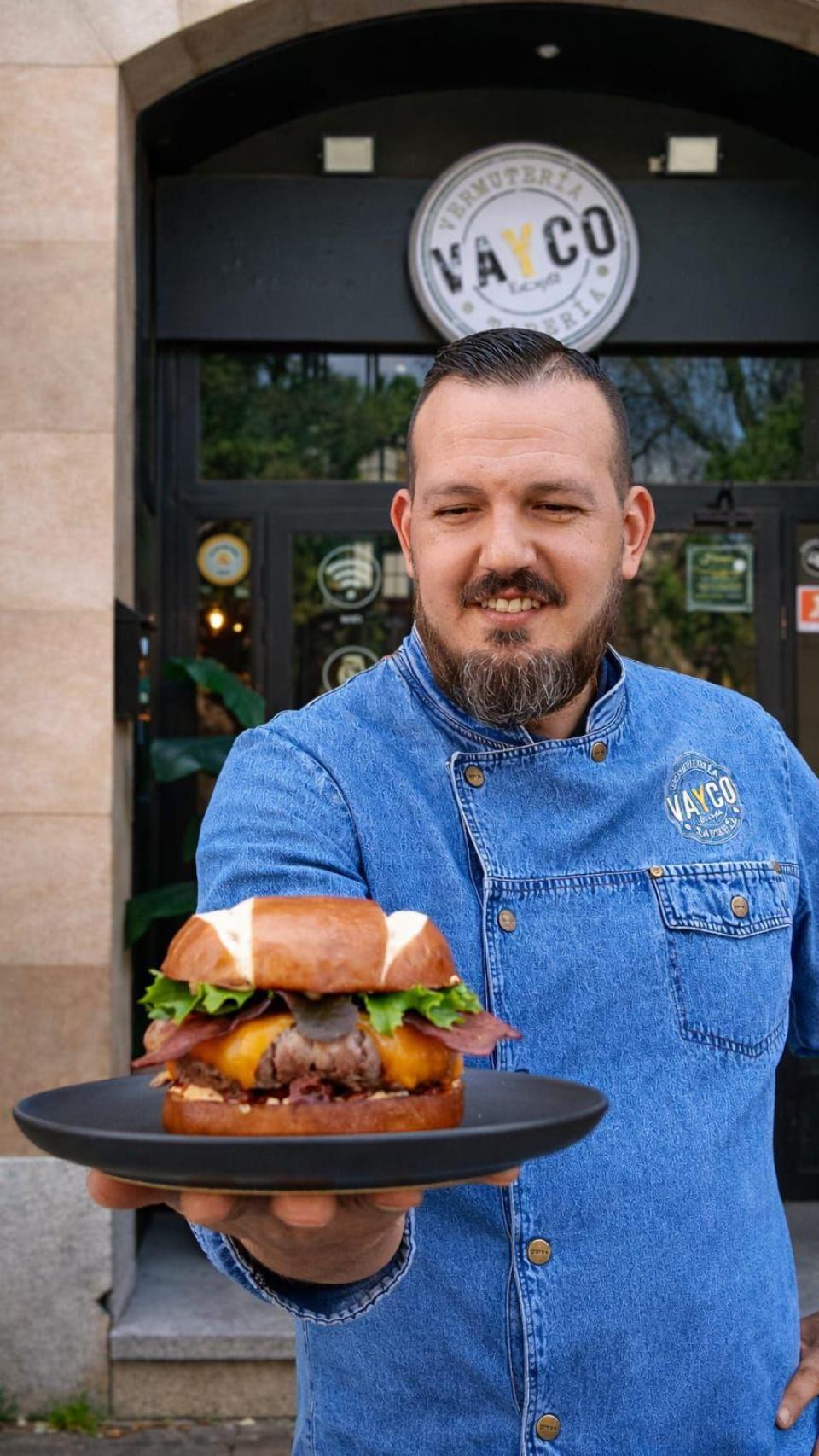 Pablo con la mejor hamburguesa de Castilla y León.