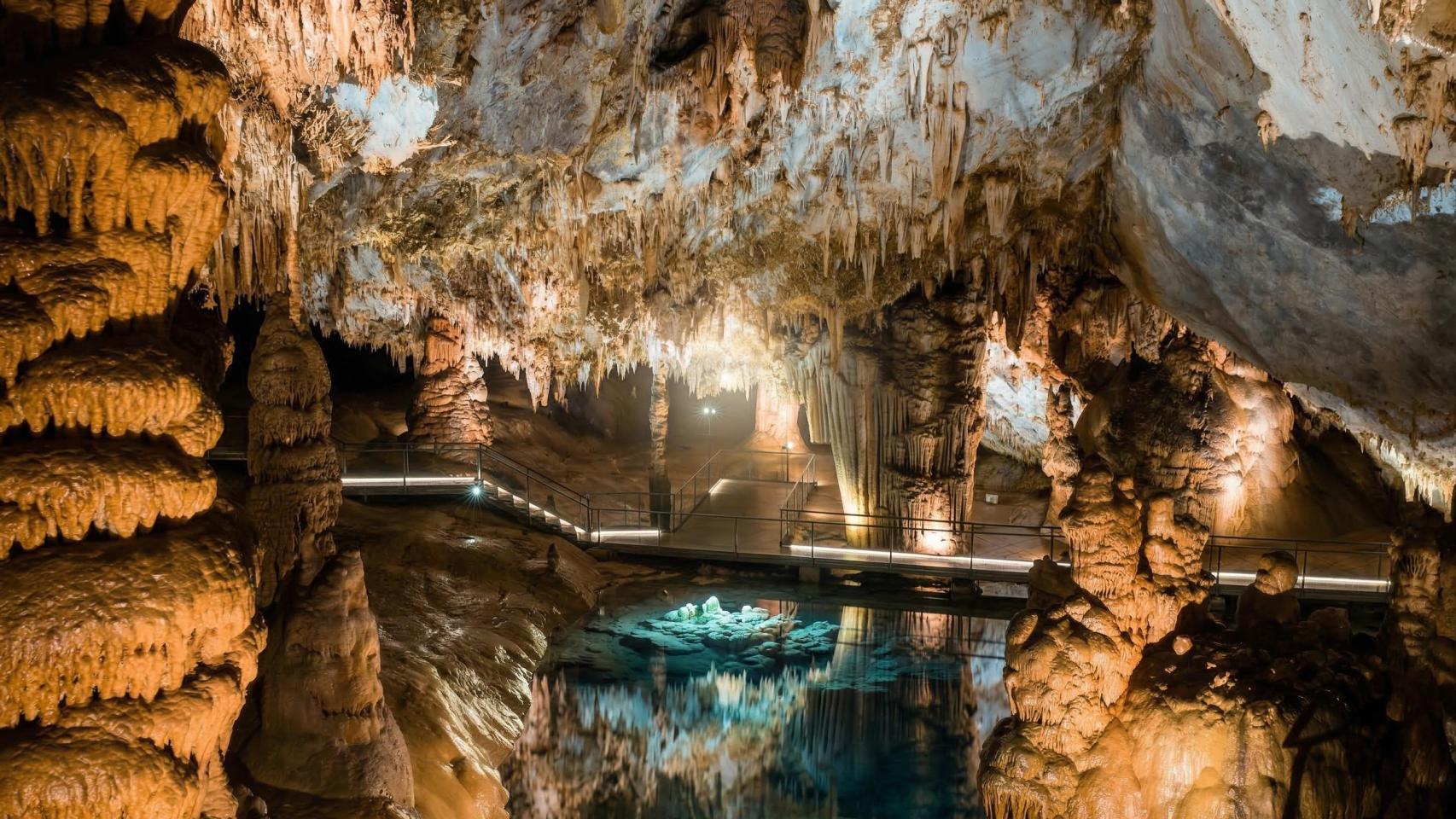 Las Cuevas de Pozalagua, ubicadas en el Valle de Karrantza (País Vasco).