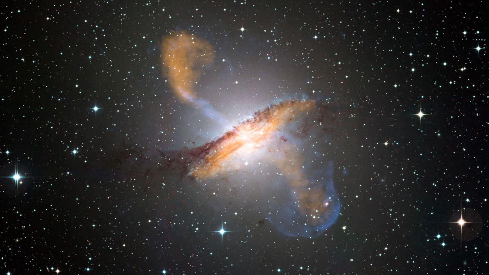 Centauro A es un ejemplo famoso de una radiogalaxia relativamente cercana.