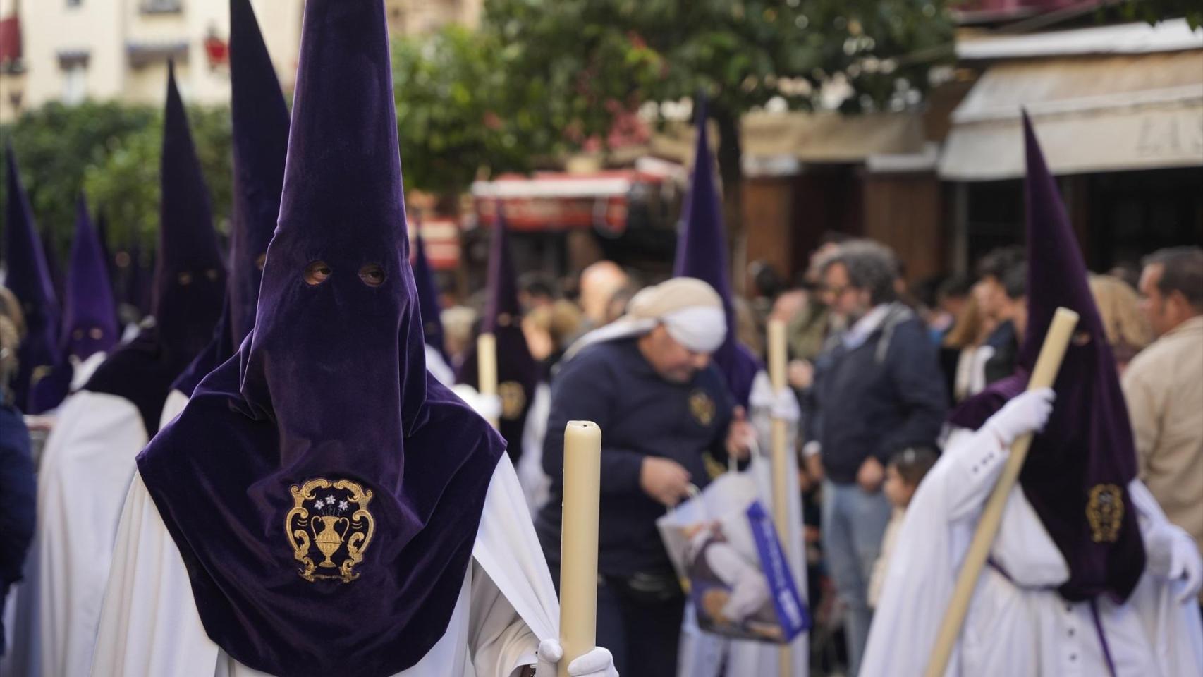 Imagen de nazarenos de Sevilla.
