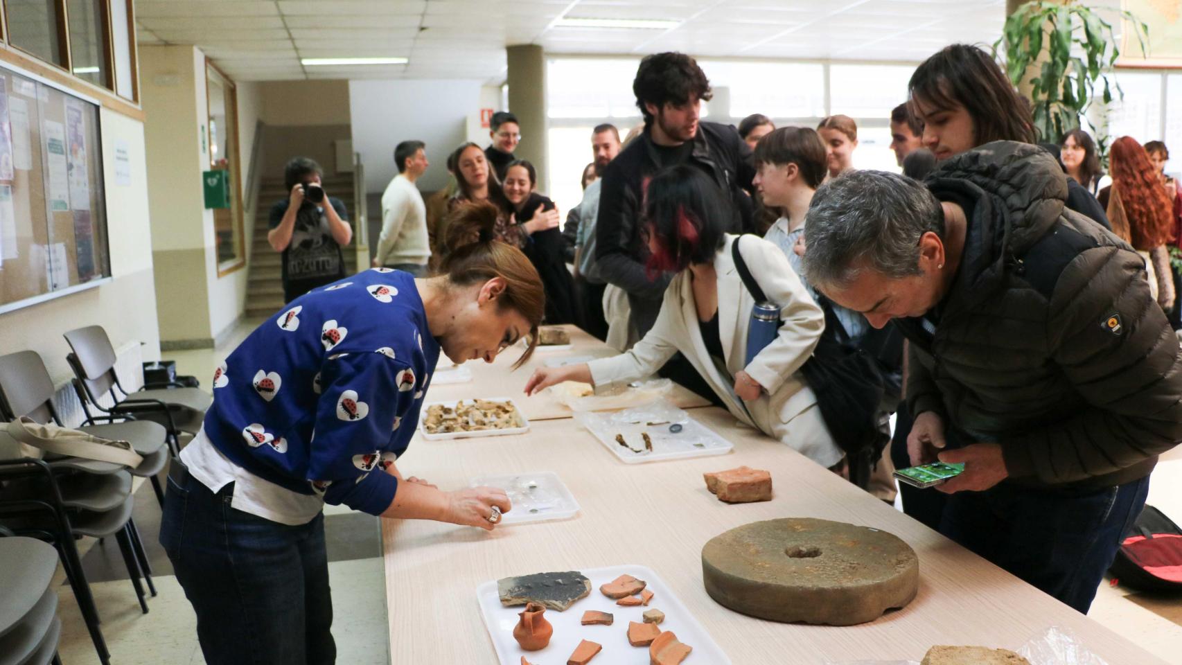 El grupo Historia y Arqueología y el Instituto de Estudios Medievales organizan una jornada formativa que acerca a los universitarios a la investigación arqueológica y presenta los resultados de las campañas