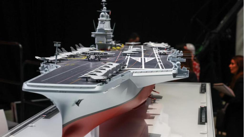 Una maqueta del buque France Libre se exhibe mientras el presidente francés, Emmanuel Macron, recorre el astillero de Naval Group en Nantes-Indret.