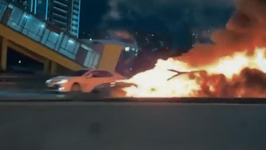 Imagen de un Tesla en llamas reproducida en el documental