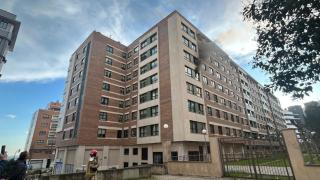 Los bomberos actuando en el incendio de Manuel Azaña