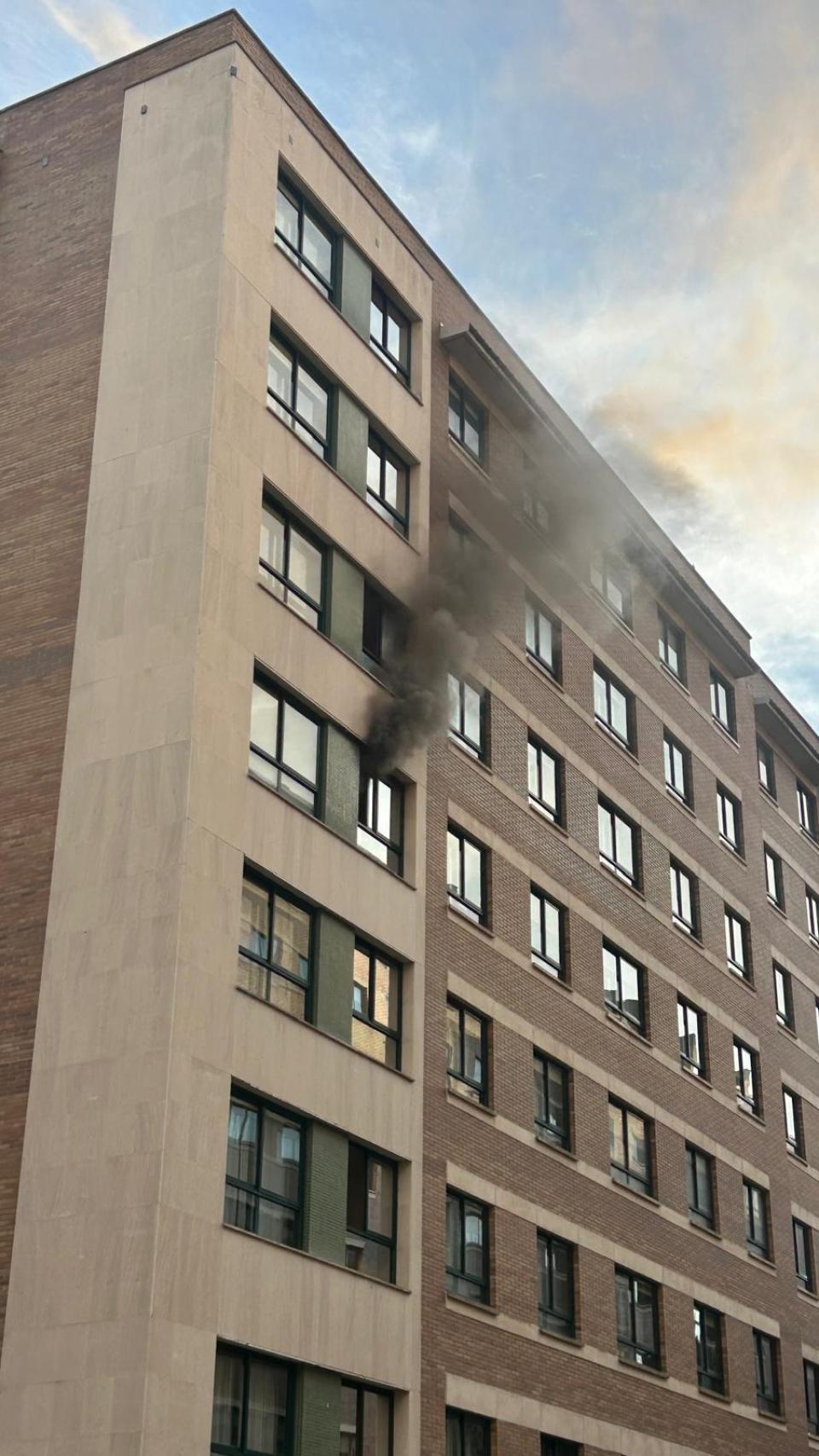 Humo saliendo por la ventana del edificio