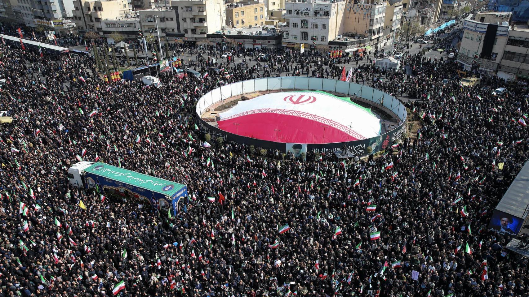 Una multitud durante el funeral del secretario general del Consejo Supremo de Seguridad Nacional de Irán, Ali Larijani, quien murió durante el conflicto entre EEUU, Israel e Irán.