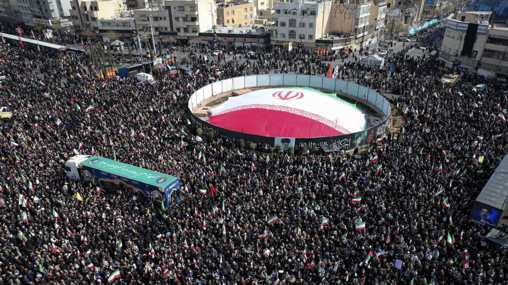 Una multitud durante el funeral del secretario general del Consejo Supremo de Seguridad Nacional de Irán, Ali Larijani, quien murió durante el conflicto entre EEUU, Israel e Irán.