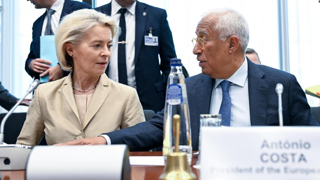 Ursula von der Leyen y António Costa, durante la cumbre social tripartita de este miércoles, antesala del Consejo Europeo