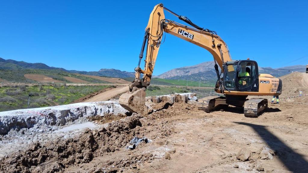 Maquinaria trabajando en el arreglo del talud.