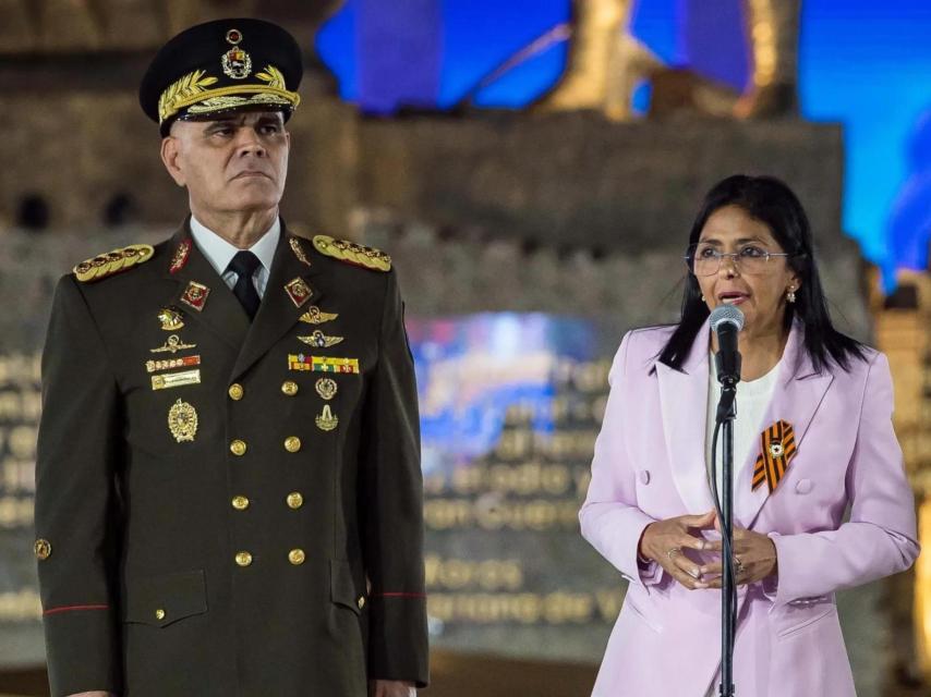 La presidenta encargada de Venezuela, Delcy Rodríguez, junto al destituido ministro de Defensa venezolano, Vladimir Padrino López.