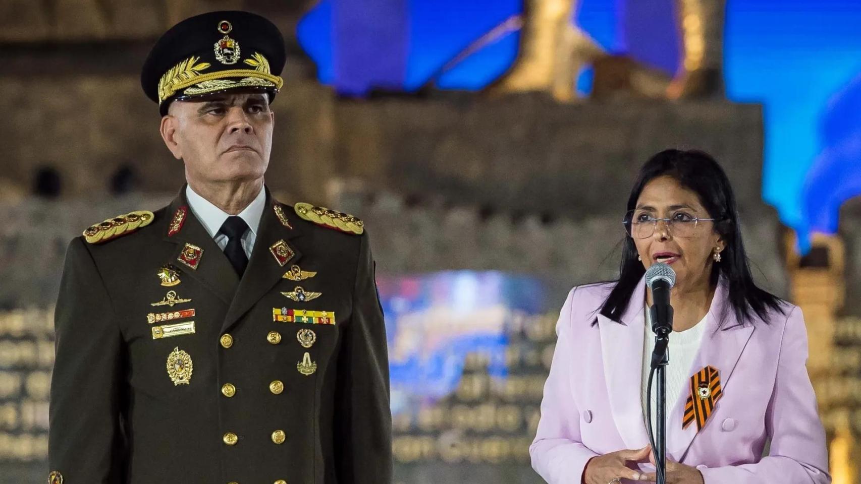 Fotografía de archivo de la presidenta encargada de Venezuela, Delcy Rodríguez, junto al destituido ministro de Defensa venezolano, Vladimir Padrino López.