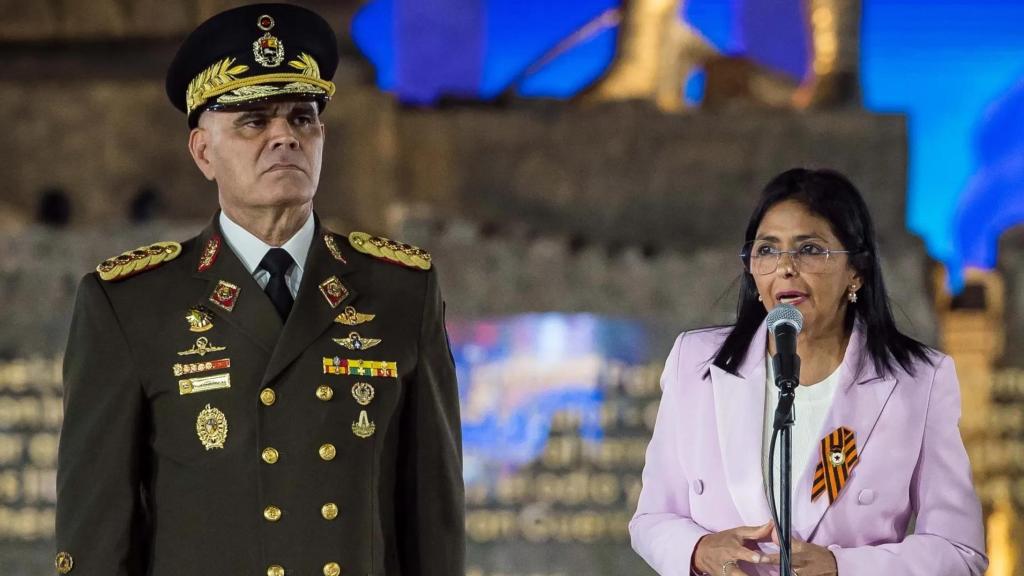 Fotografía de archivo de la presidenta encargada de Venezuela, Delcy Rodríguez, junto al destituido ministro de Defensa venezolano, Vladimir Padrino López.