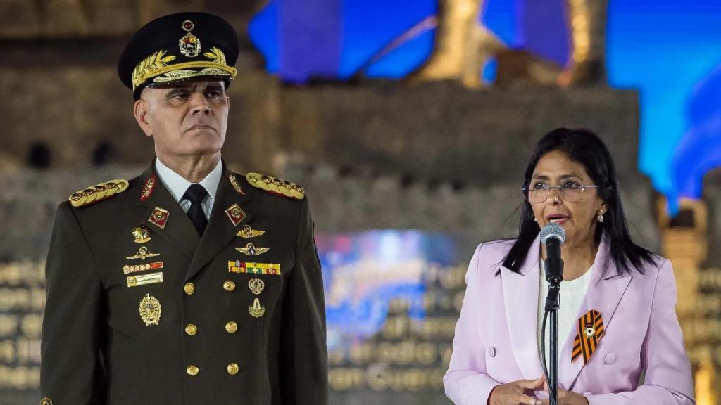 El recién destituido ministro de Defensa de Venezuela, Vladimir Padrino, y la presidenta Delcy Rodríguez.