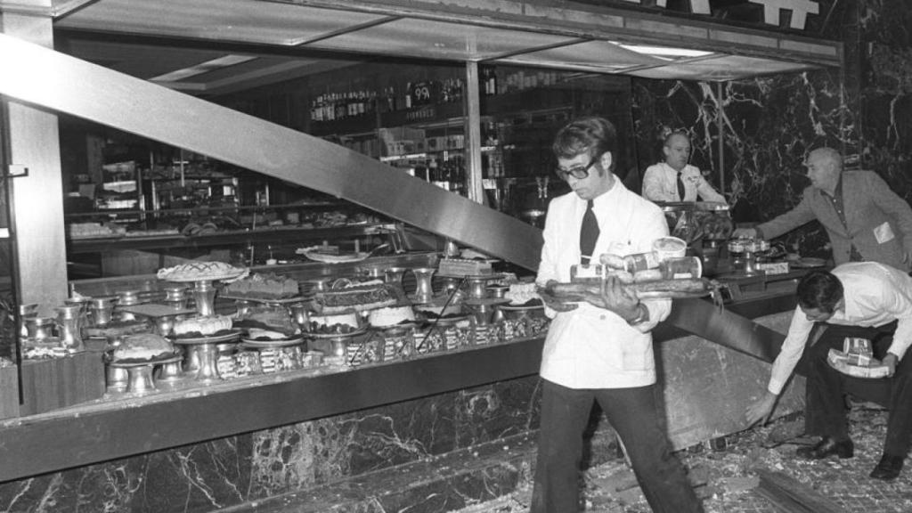 Varias personas recogiendo tras el atentado en la cafetería California 47, de Madrid.