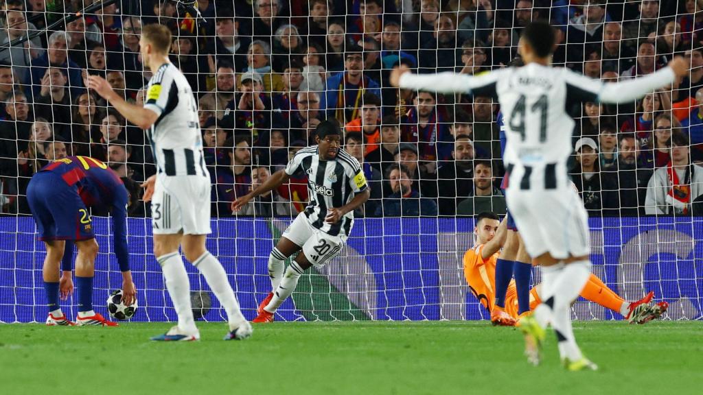 Elanga anota su segundo gol contra el Barça.