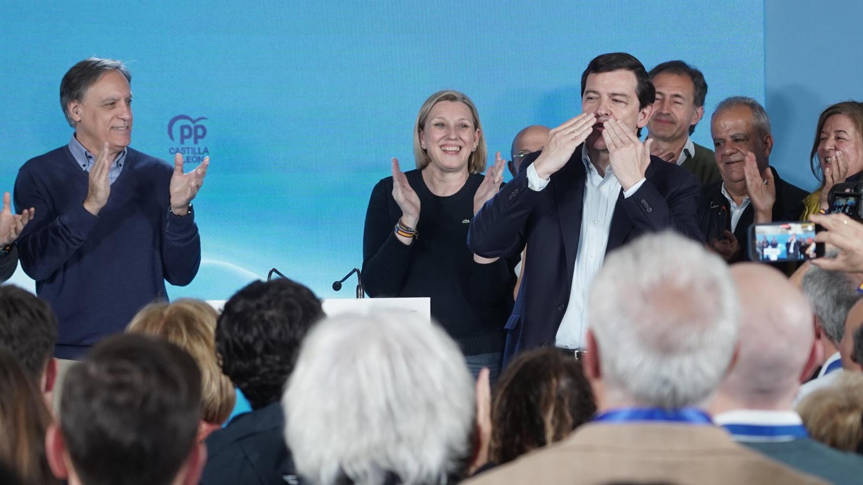 El candidato del PP a la Presidencia de la Junta de Castilla y León, Alfonso Fernández Mañueco, celebra la victoria electoral en Salamanca