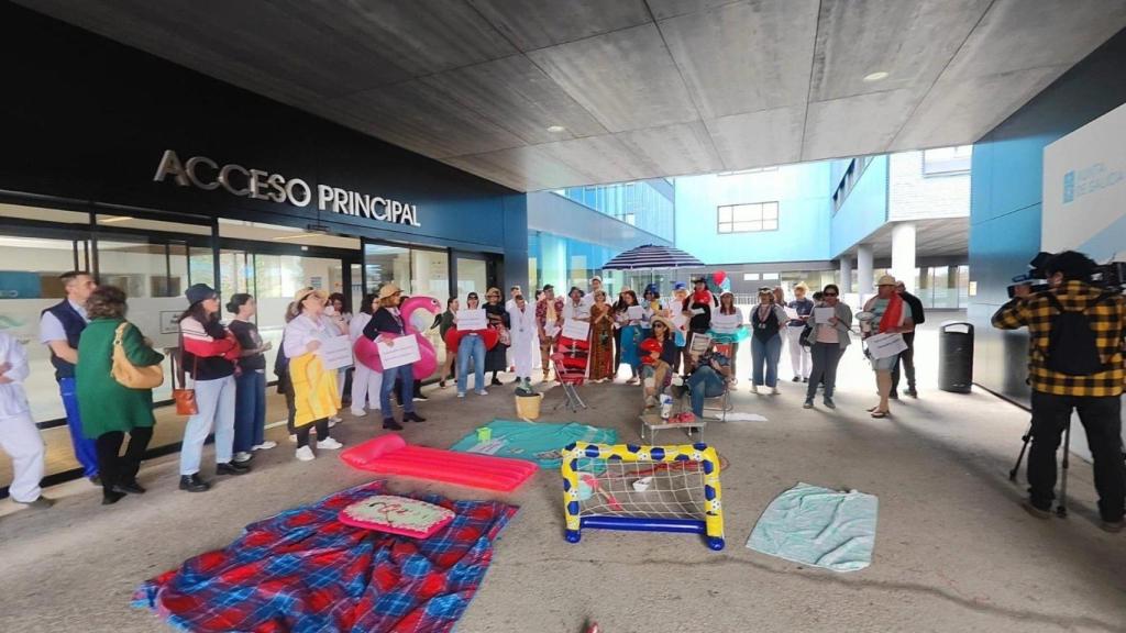 Concentración de trabajadores del área sanitaria de Vigo, para protestar por la imposición del plan de vacaciones y permisos para 2026, que califican de restrictivo
