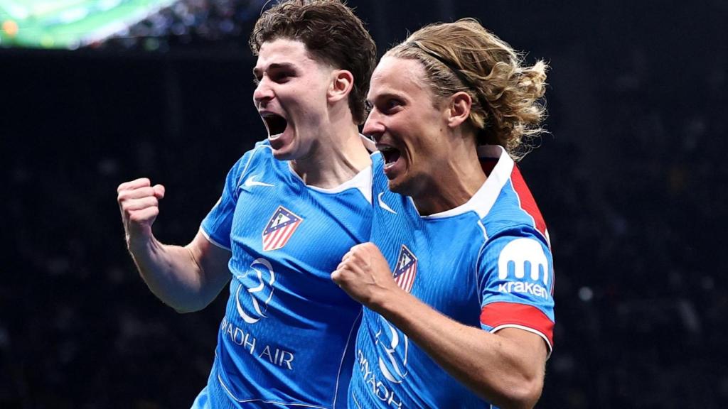 Llorente y Julián Álvarez celebran uno de los goles del partido ante el Tottenham.