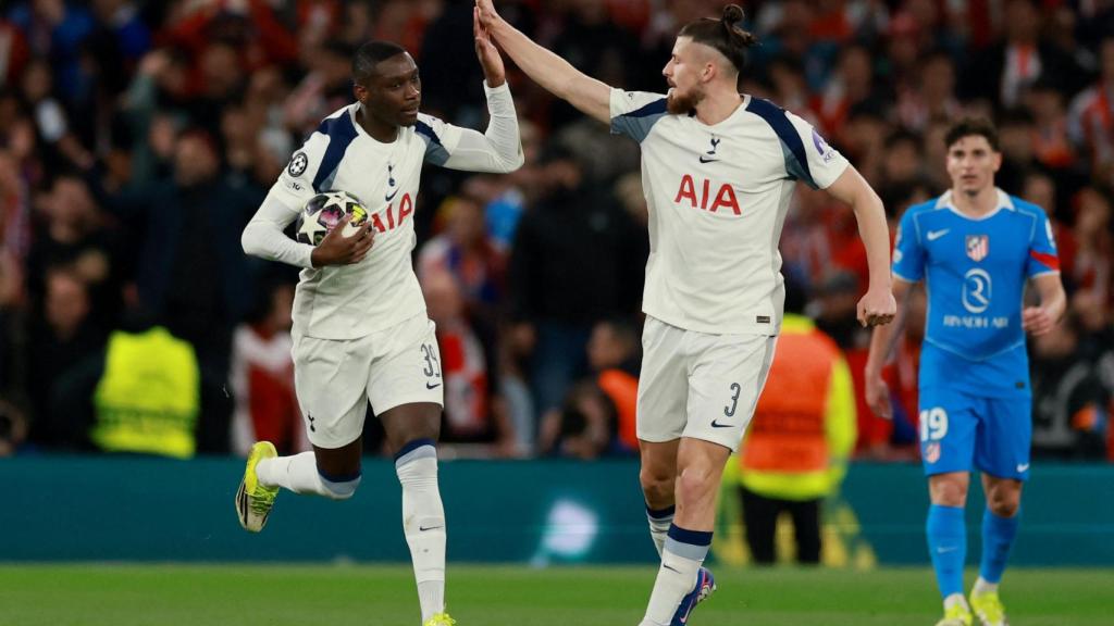 Kolo Muani celebra su gol ante el Atlético de Madrid.