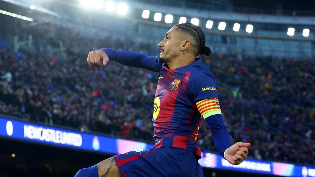 Raphinha celebra uno de sus goles en el partido ante el Newcastle.