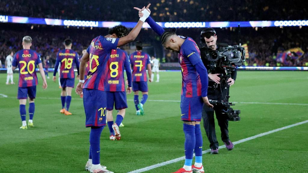 Rafinha y Lamine Yamar celebran uno de los goles ante el Newcastle.