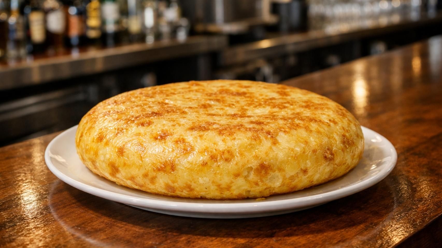 Una tortilla de patatas en la barra de un bar