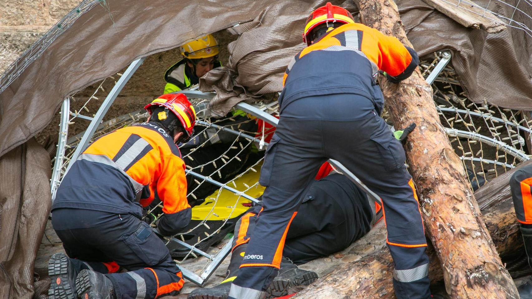 Inundaciones, derrumbes y rescates de todo tipo: las imágenes que ha dejado el impactante simulacro de Cuenca