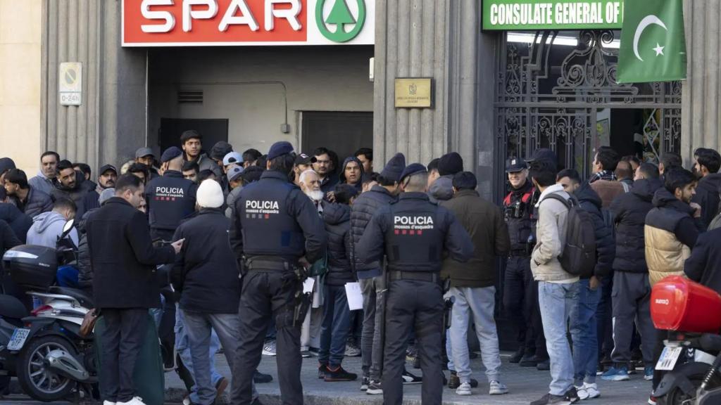 Largas colas en el consulado de Pakistán de Barcelona por la regularización del Gobierno.
