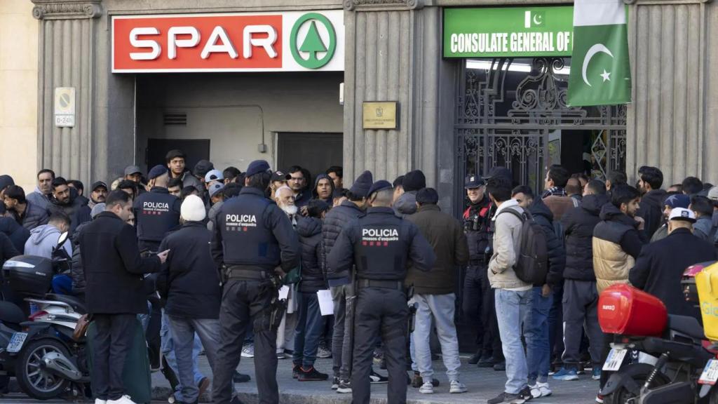 Largas colas en el consulado de Pakistán de Barcelona por la regularización del Gobierno.