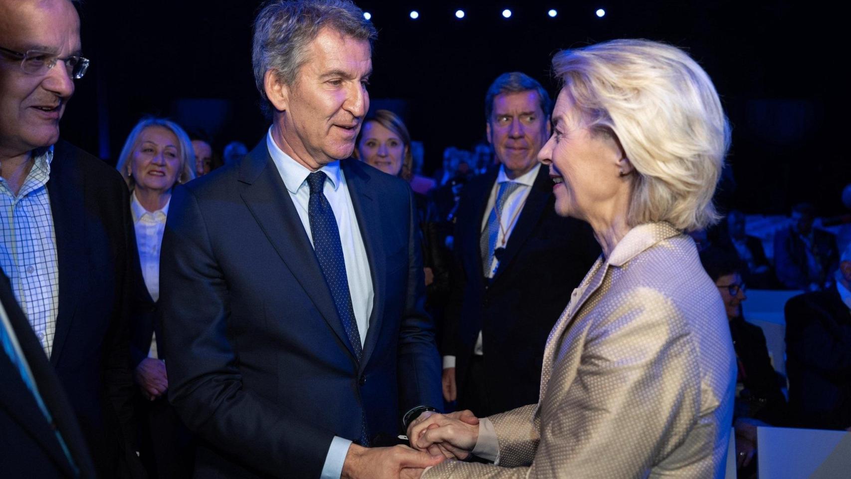 Alberto Núñez Feijóo, presidente del PP, saluda a Ursula von der Leyen, presidenta de la Comisión Europea, este miércoles en Bruselas.