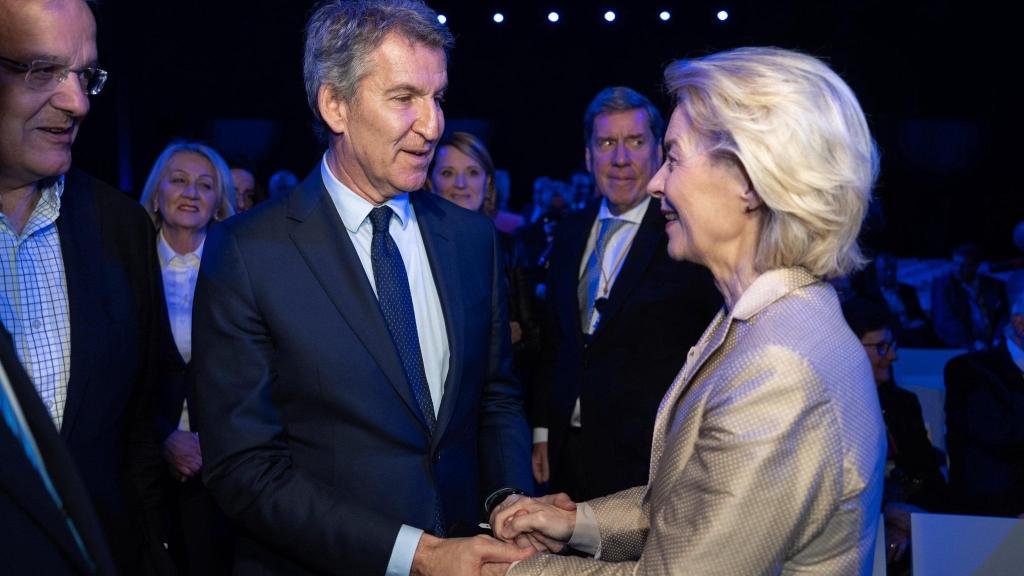 Alberto Núñez Feijóo, presidente del PP, saluda a Ursula von der Leyen, presidenta de la Comisión Europea, este miércoles en Bruselas.