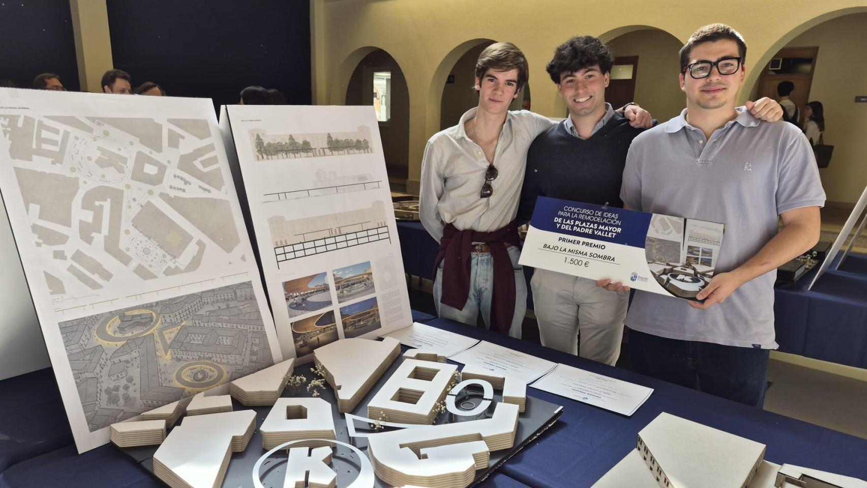 De izquierda a derecha, Jaime Casanueva Tena, Pablo López Magro y Guillermo Donate Lario, los tres estudiantes de la UFV ganadores del concurso de ideas de Pozuelo.