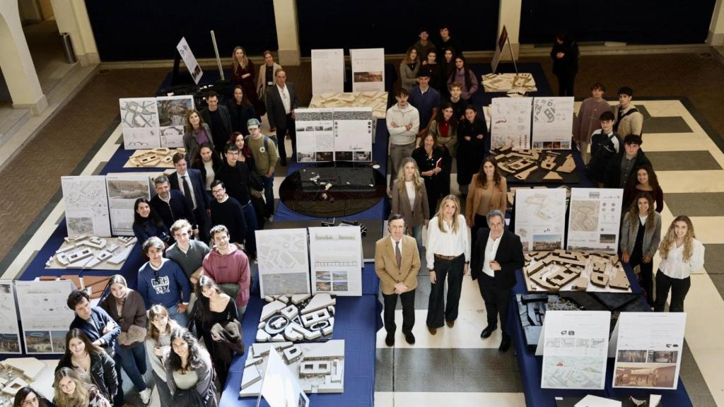 Vista panorámica de la exposición de maquetas del concurso de ideas en el Ayuntamiento de Pozuelo.