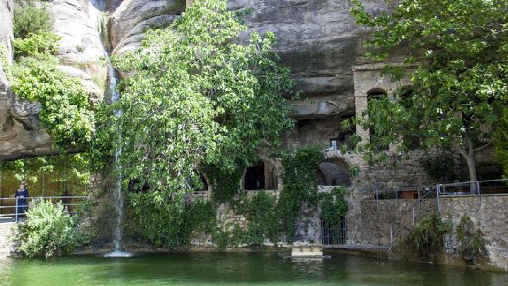 Monasterio Sant Miquel del Fai, excavado en roca.