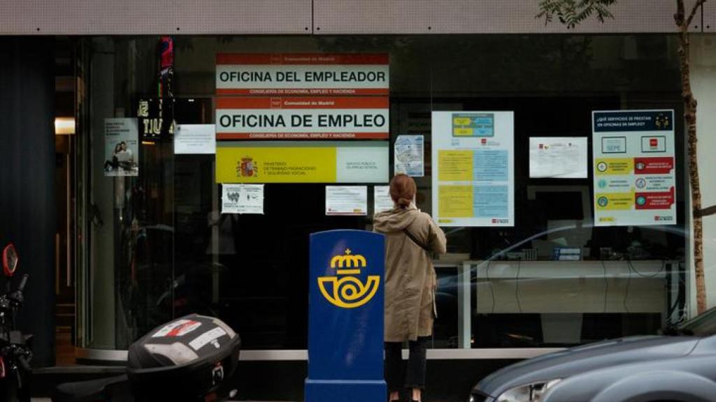 Mujer frente a la oficina del SEPE