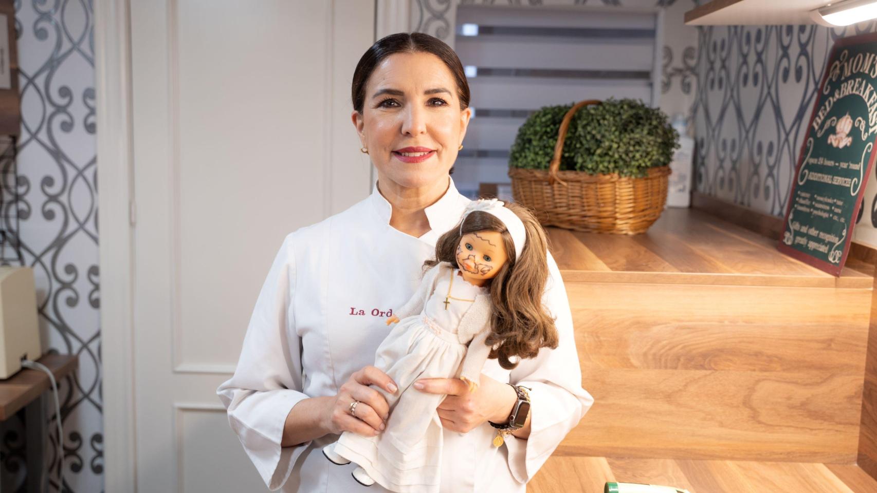 Begoña Pérez muestra una muñeca con la cara pintada.