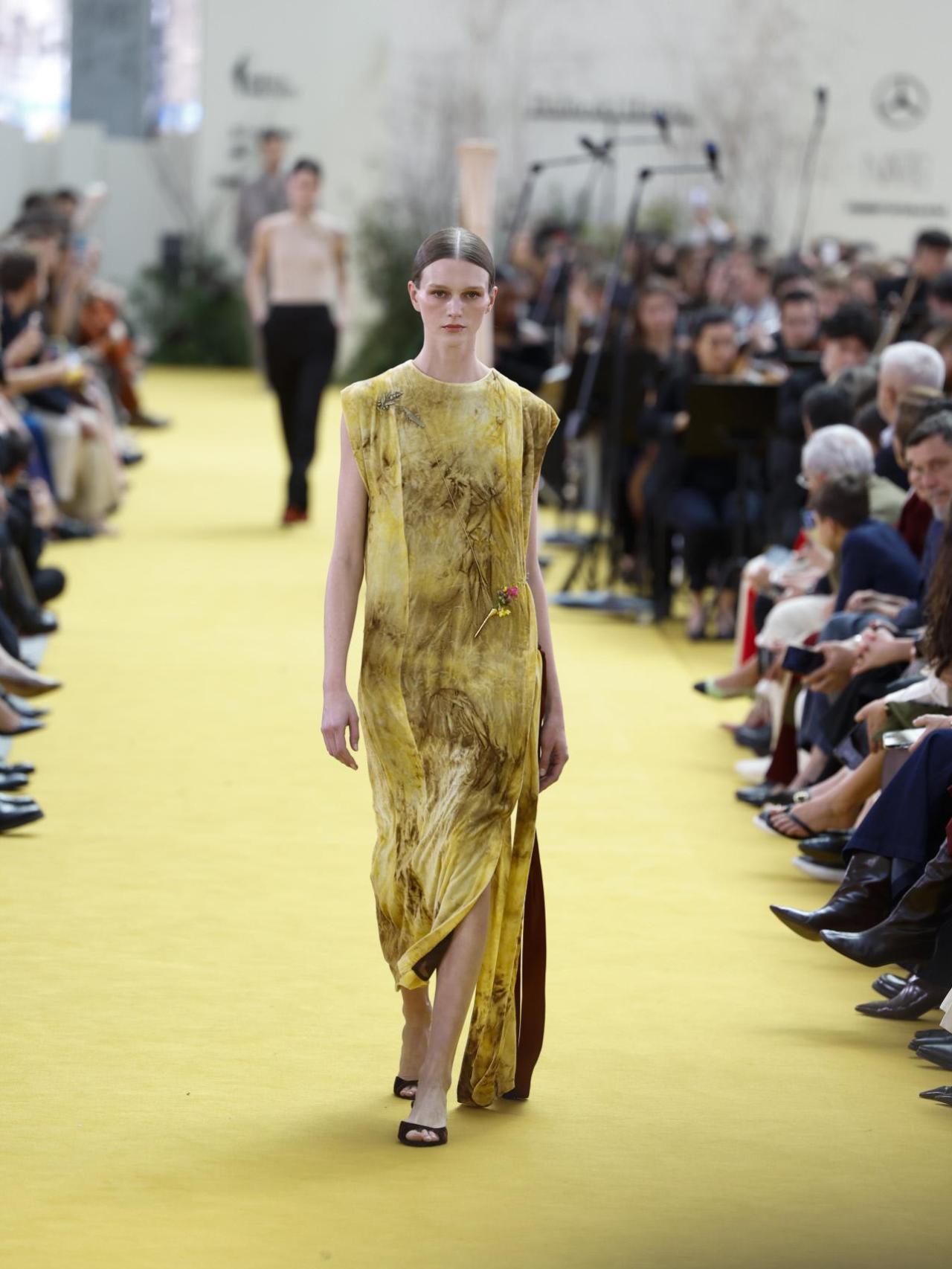 El estilismo que abre el desfile de Pedro del Hierro.